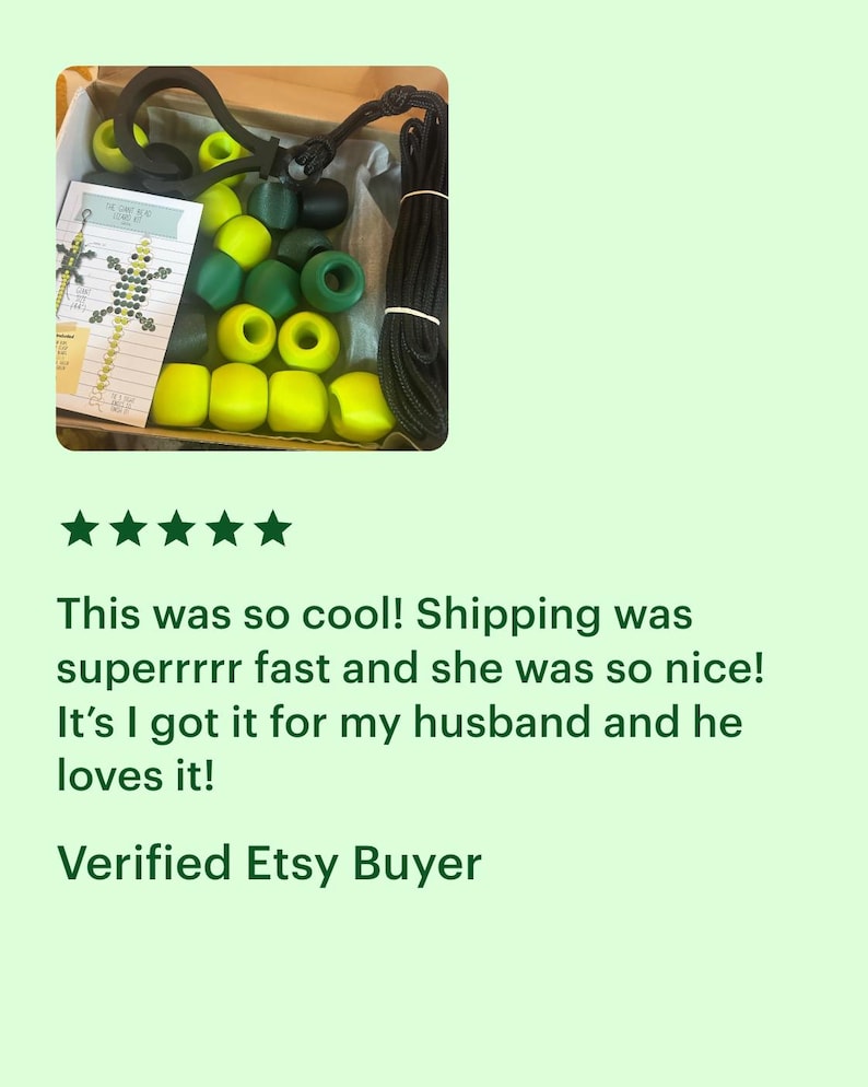 Puede incluir: Una taza de cer&aacute;mica blanca con un asa negra y el texto "But First, Coffee" en negrita negra. La taza se encuentra sobre un fondo borroso, sugiriendo un ambiente acogedor.