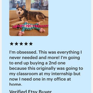 Puede incluir: Un juego de tres tazas de cer&aacute;mica con un acabado moteado y mate. Cada taza presenta un color diferente: azul claro, crema y gris. Las tazas tienen un dise&ntilde;o simple y moderno y un asa c&oacute;moda.