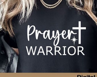 Könnte beinhalten: Schwarzes T-Shirt mit weißem Text "Prayer Warrior" und einem weißen Kreuz mit einem Stern darüber.