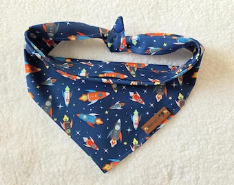 "Outfit Hundehalstuch ""Outer Space Space"" - Blue Rockets, Hundehalstuch zum Binden."