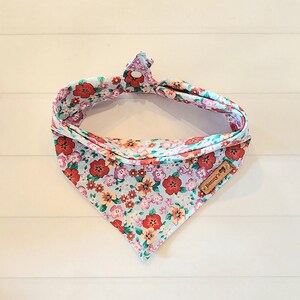 Bloemen hondenbandana lente huisdier bandana stropdas en drukknoop vrouwelijke hond bandana puppy cadeau hondenkleding schattige hondensjaal lavendel perzik rood zomer bandana
