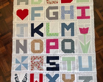 Alphabet Quilt Anleitung Quilten Grundstoff Patchwork pdf ABC ist personalisierbar Großbuchstaben 26 Buchstaben einfach Baby Jelly Roll