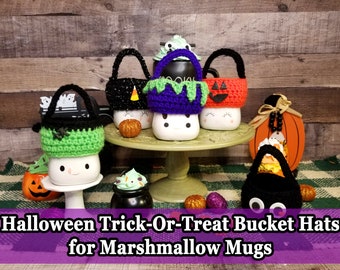 Könnte beinhalten: Fünf gehäkelte Halloween-Trick-or-Treat-Eimerhüte für Marshmallow-Becher. Die Hüte sind in verschiedenen Farben, darunter Schwarz, Grün, Lila und Orange. Jeder Hut hat ein anderes Halloween-Design, wie z. B. ein Gespenst, einen Kürbis und einen Hexenhut.