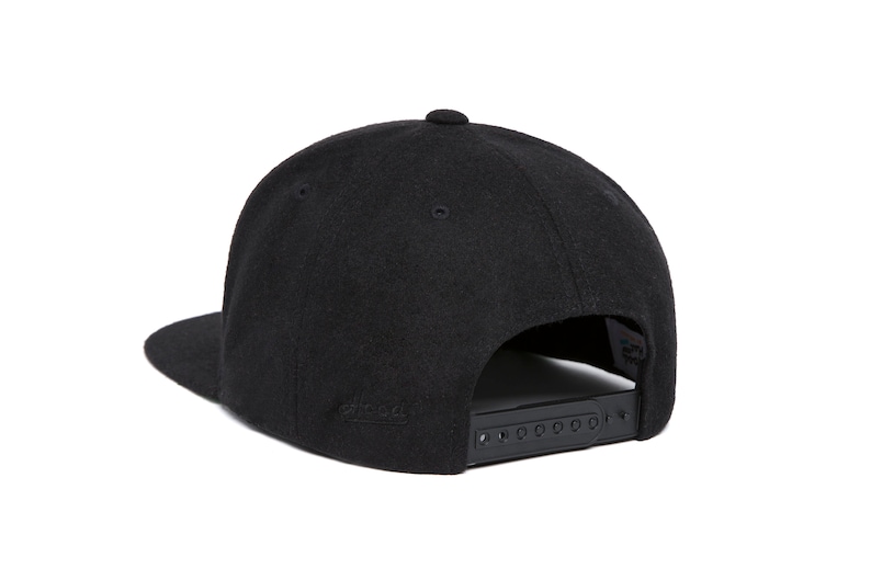 Peut inclure: Casquette de baseball noire avec une visi&egrave;re plate et une sangle r&eacute;glable noire &agrave; l'arri&egrave;re.
