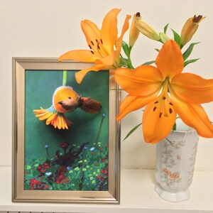 Rotkehlchen Fine Art Pastell Kunstdruck, A4 Größe bunt und einzigartige Wandkunst eines Rotkehlchens auf einer Gerbera Blume in den grünen Feldern