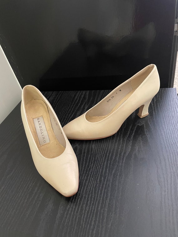 Vtg Bandolino Cream Colored Pumps. Size 7. Made in