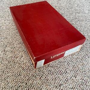 Puede incluir: Una caja de cart&oacute;n roja con el texto "Littlewoods" impreso en el lateral.