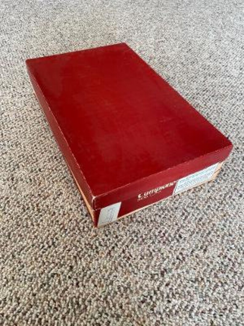 Puede incluir: Una caja de cart&oacute;n roja con el texto "Littlewoods" impreso en el lateral.