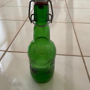 Botella de cerveza Grolsch verde y botella transparente de 8 onzas