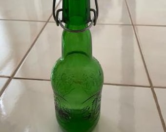 Botella de cerveza Grolsch verde y botella transparente de 8 onzas