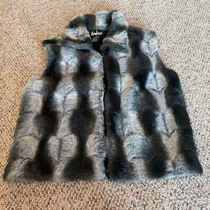 Women’s Faux Fur Zip Up Vest. Animal Print. Size Large