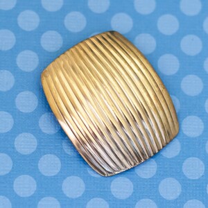 Vintage Shell-shape Stripes Gold Tone Intricate Clip - M39