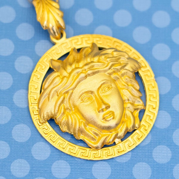 35 inch,  Vintage Mythical Medusa Pendant Gold Tone Necklace - M39