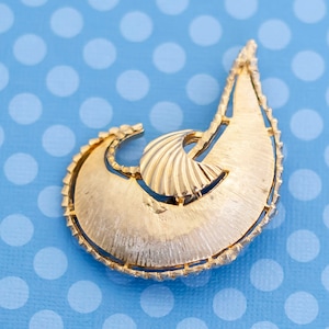 Vintage Mid Century Gold Tone Brooch - M6
