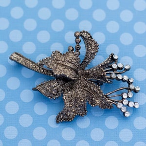 Vintage Victorian Floral Rhinestone Silver Tone Brooch - M5