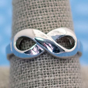 Vintage Silver Infinity Ring Size 9 1/2 - M21