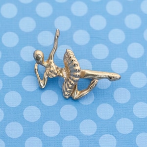 Vintage Dancing Lady Gold Tone Brooch - M21