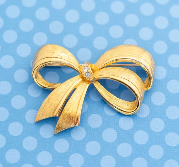 Vintage Victorian Bow Rhinestone Gold Tone Brooch by Avon  display picture 2