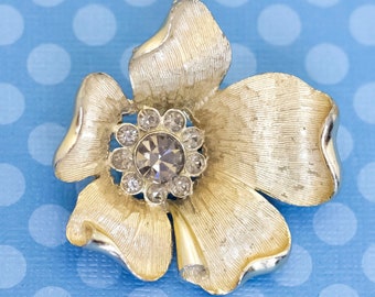 Broche florale vintage Art Nouveau à pétales doux dorés - M31