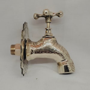 Marokkaanse kraan gegraveerd in ongelakt messing, handgemaakte Marokkaanse kraan, aan de muur gemonteerde messing waterkraan