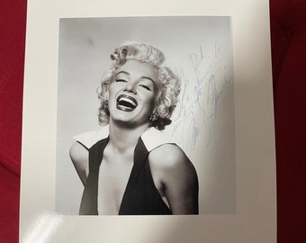 MARILYN MONROE Signed Paper CUT / Photo COA Hologram