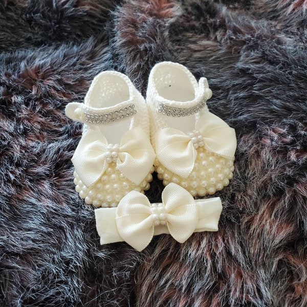 Baby Baptism shoes,Newborn baby girl crochet ivory shoes and headband, pearl shoes,baby gift,infant shoes,baby pearl booties