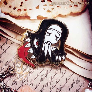 Broche de esmalte gótico de freira de menina monstro fofa, broche oculto eldritch, Sacricore, Christcore, broche católico, acabamento dourado