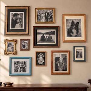 Könnte beinhalten: Eine Galeriewand mit zehn verschiedenen Bilderrahmen in unterschiedlichen Größen, Farben und Ausführungen, darunter Gold-, Holztöne und Blau, die schwarz-weiße Fotografien von Menschen, einem Hund und einer Landschaft zeigen.