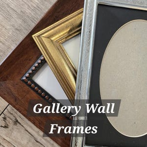 Op de afbeelding: Een verzameling galerijwandframes in verschillende stijlen. De frames omvatten een zilveren ovale lijst, een gouden rechthoekige lijst en een donkerbruine lijst met decoratieve kralen. De tekst "Gallery Wall Frames" staat op de afbeelding.