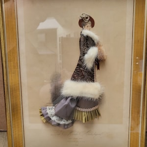 Coffret ombre La Mode Illustrée "Dames sur la plage" / Diorama de la Publicité Mode Parisienne / Revue de Mode 1885e et La Mode Artistique ! (RARE)