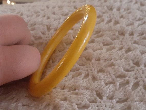 Bakelite butter yellow bangle - image 2