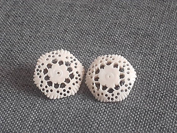 Mid century cream colored carved earrings - image 4