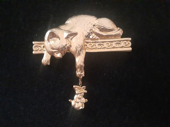 JJ shiny gold tone Cat and Dangle/drop mouse broo… - image 1