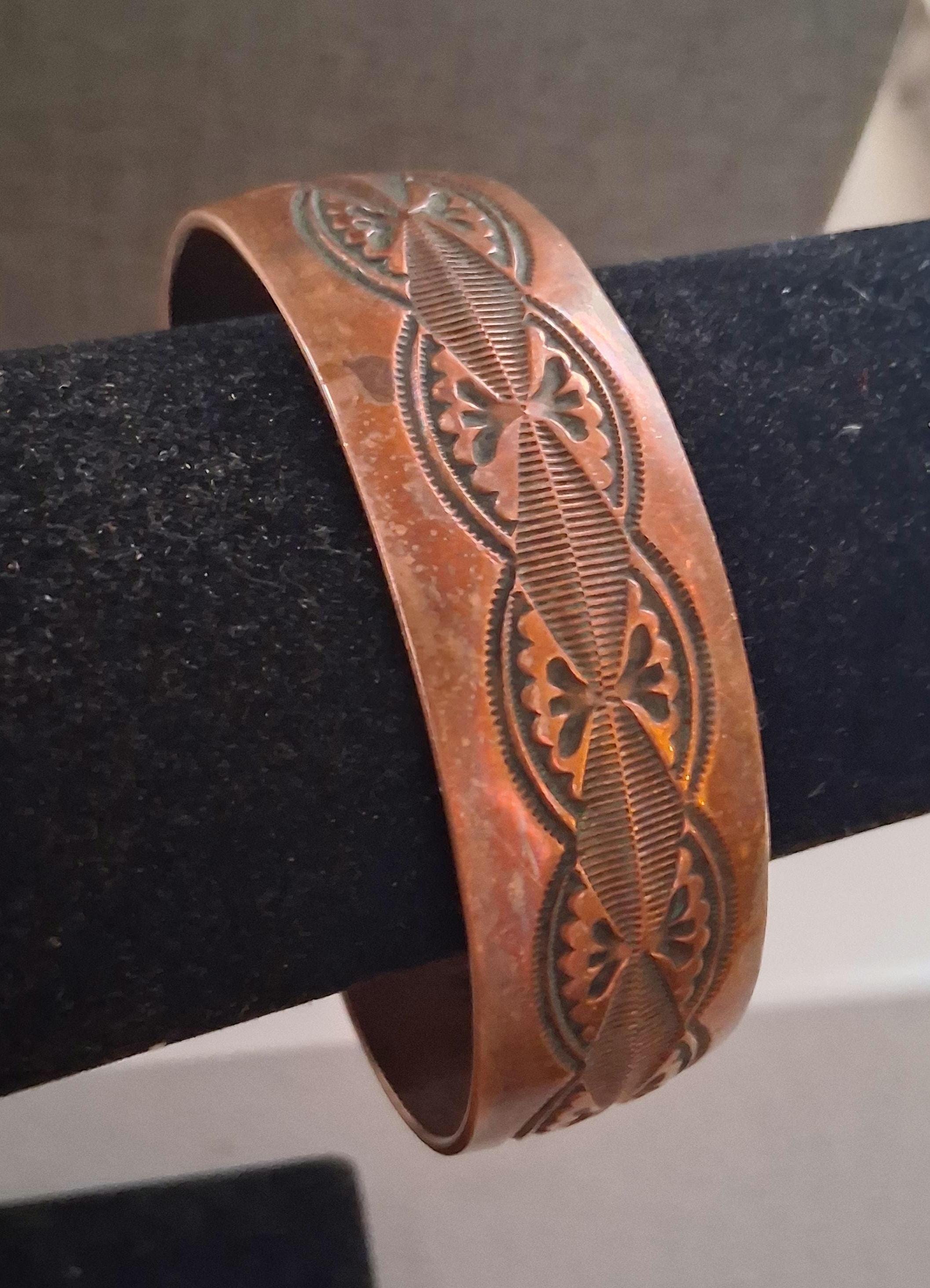アンティークアメリカンハンドカフス Velma Trujillo Navajo Artist Stamped Copper Cuff Bracelet, Signed