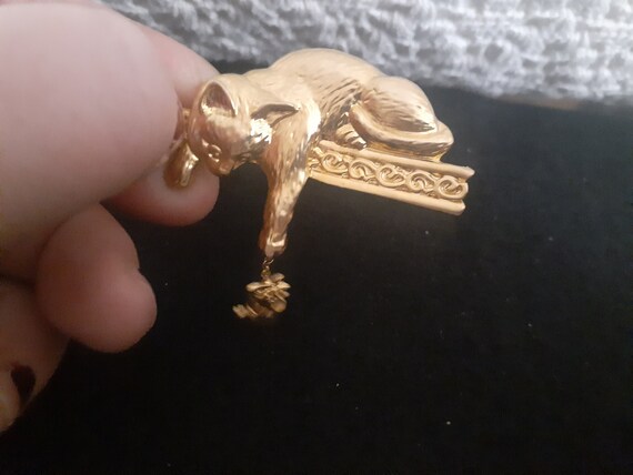 JJ shiny gold tone Cat and Dangle/drop mouse broo… - image 4
