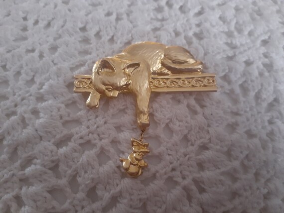 JJ shiny gold tone Cat and Dangle/drop mouse broo… - image 3