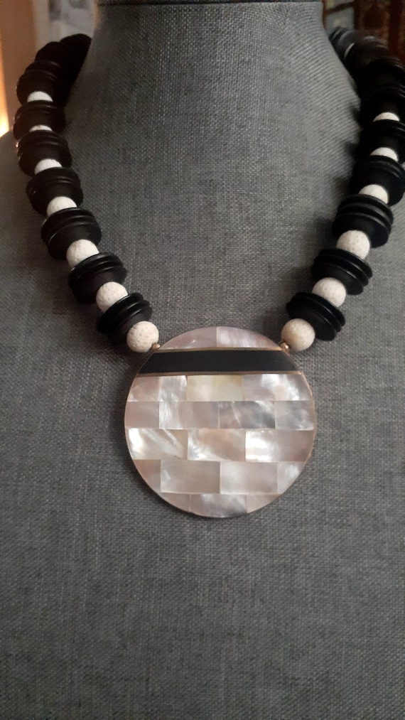 Collier De Perles Blanches Nacrées Et Noires - Occasion Très Bon État