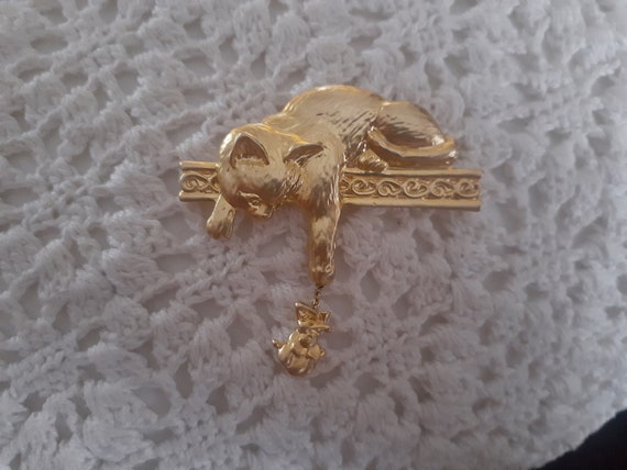 JJ shiny gold tone Cat and Dangle/drop mouse broo… - image 2
