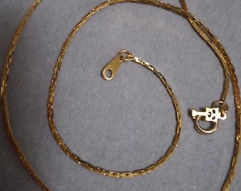 Crown Trifari gold tone snake chain necklace 15.5" Excellent condition
