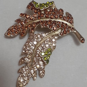Broche/prendedor llamativo con forma de hoja de diamantes de imitación de color ámbar y multicolor de KJL Kenneth J Lane