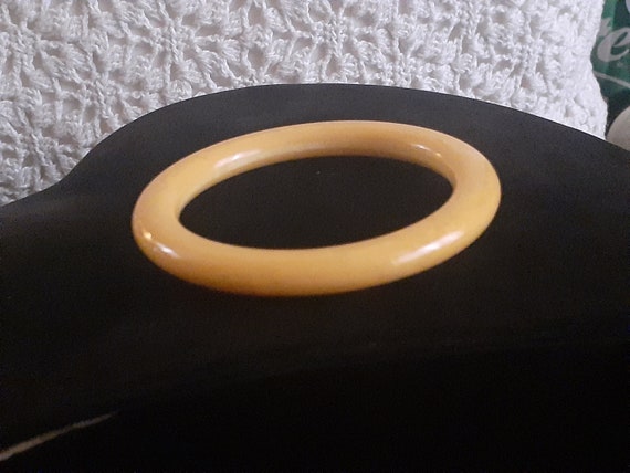 Bakelite butter yellow bangle - image 5