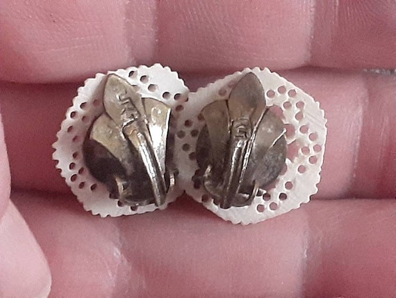 Mid century cream colored carved earrings - image 6