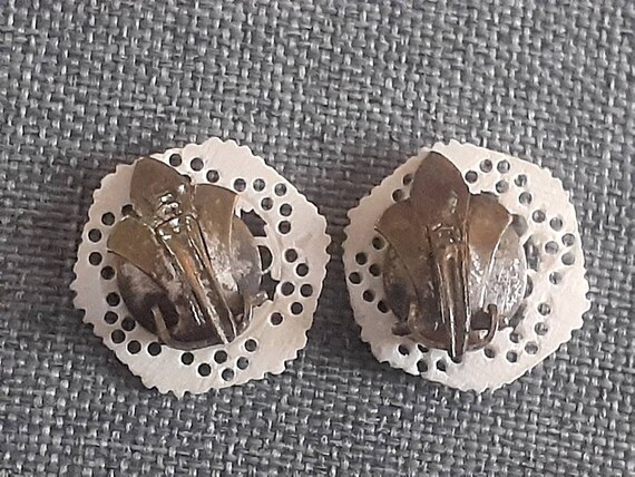 Mid century cream colored carved earrings - image 2