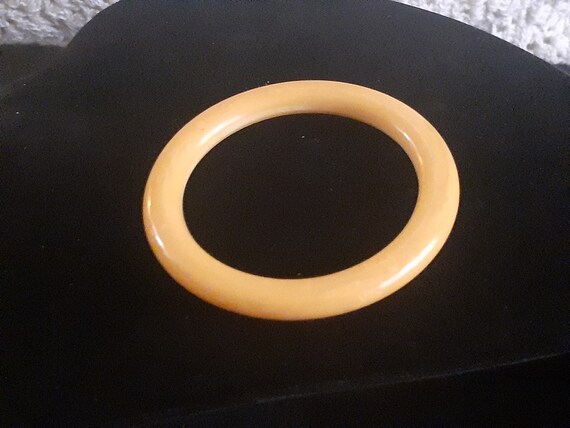 Bakelite butter yellow bangle - image 6