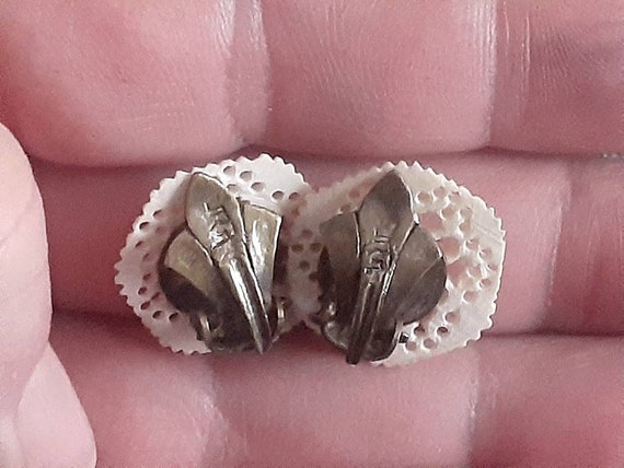 Mid century cream colored carved earrings - image 5