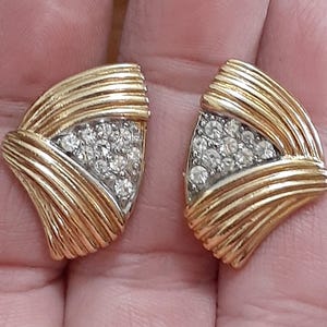 Brincos de pressão dourados com nervuras triangulares Crown Trifari com design de strass