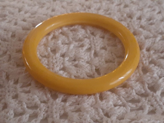 Bakelite butter yellow bangle - image 4