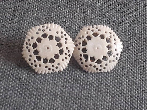 Mid century cream colored carved earrings - image 8