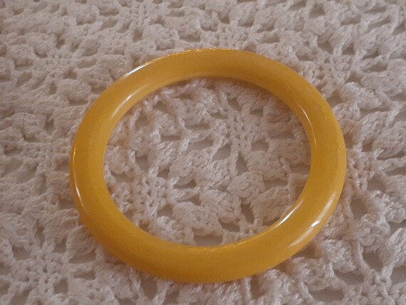 Bakelite butter yellow bangle - image 3