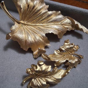 Crown Trifari brushed gold tone leaf & matching clip on earrings jewelry set, textured gold tone textured finish, realistic leaf, nature